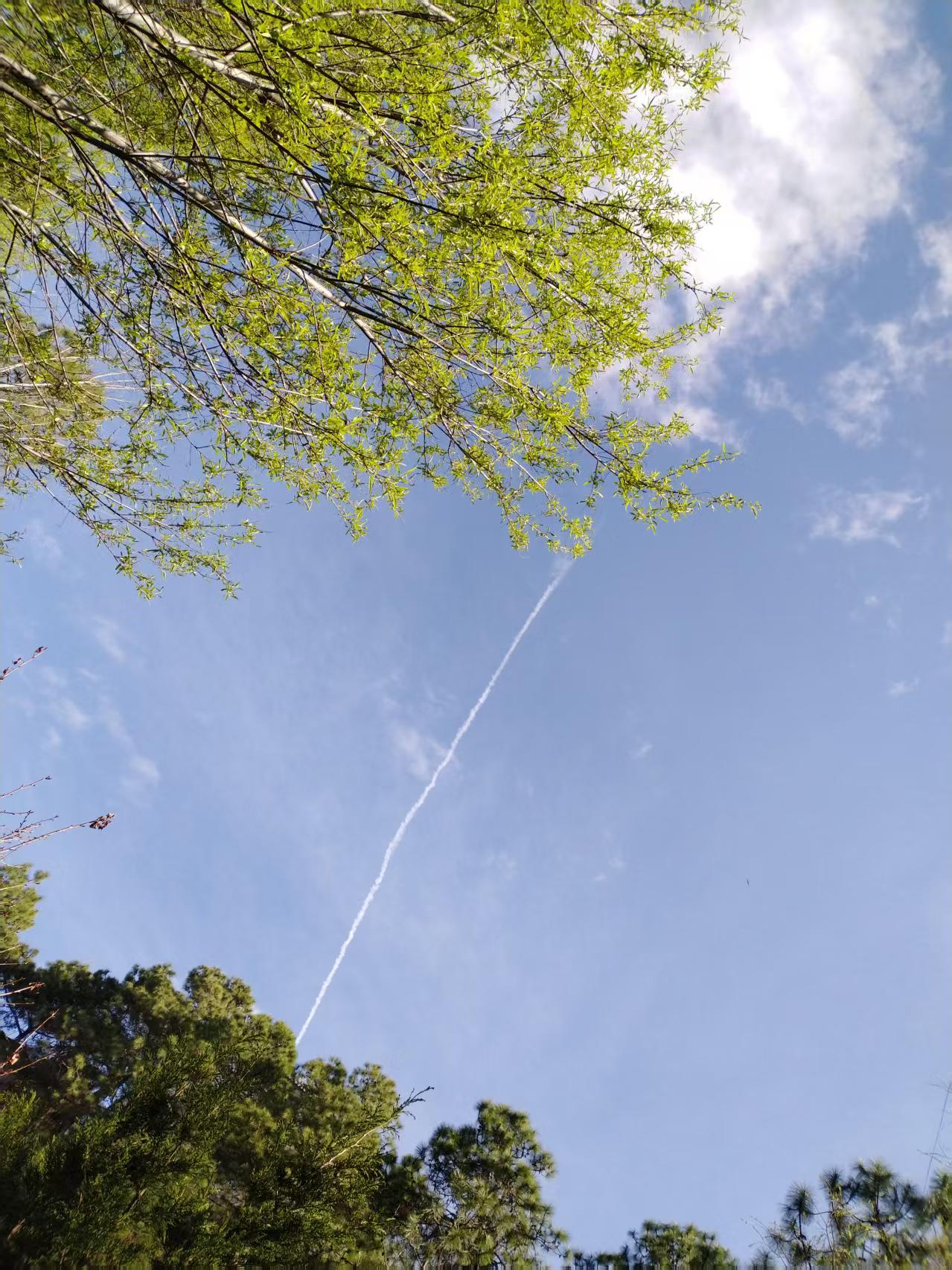 一条线一样的白云你见过吗？真的太不可思议了！今日上午十点左右，在云南省兰坪县城的