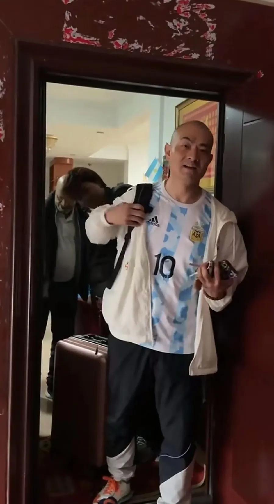 很奇怪，奇娜去世开追悼会与生前住的地方不是同一个地方。
从奇娜生前拍摄很多视频中