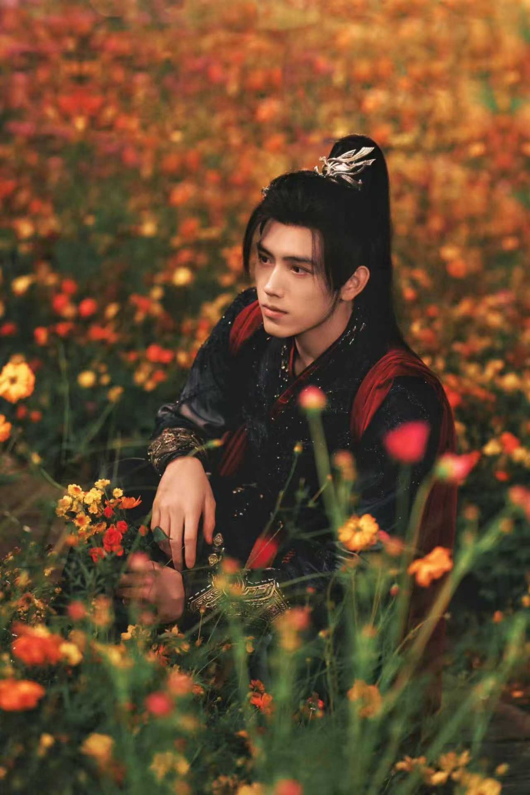 陈飞宇年下不叫姐心思有点野彻底被年下张力拿捏！陈飞宇在直播里对热巴笑意藏不住，不