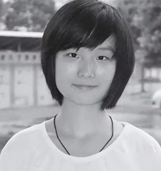 她是考出687分的女学霸，却因父亲私自篡改志愿，错失了心心念念的北京大学。

说