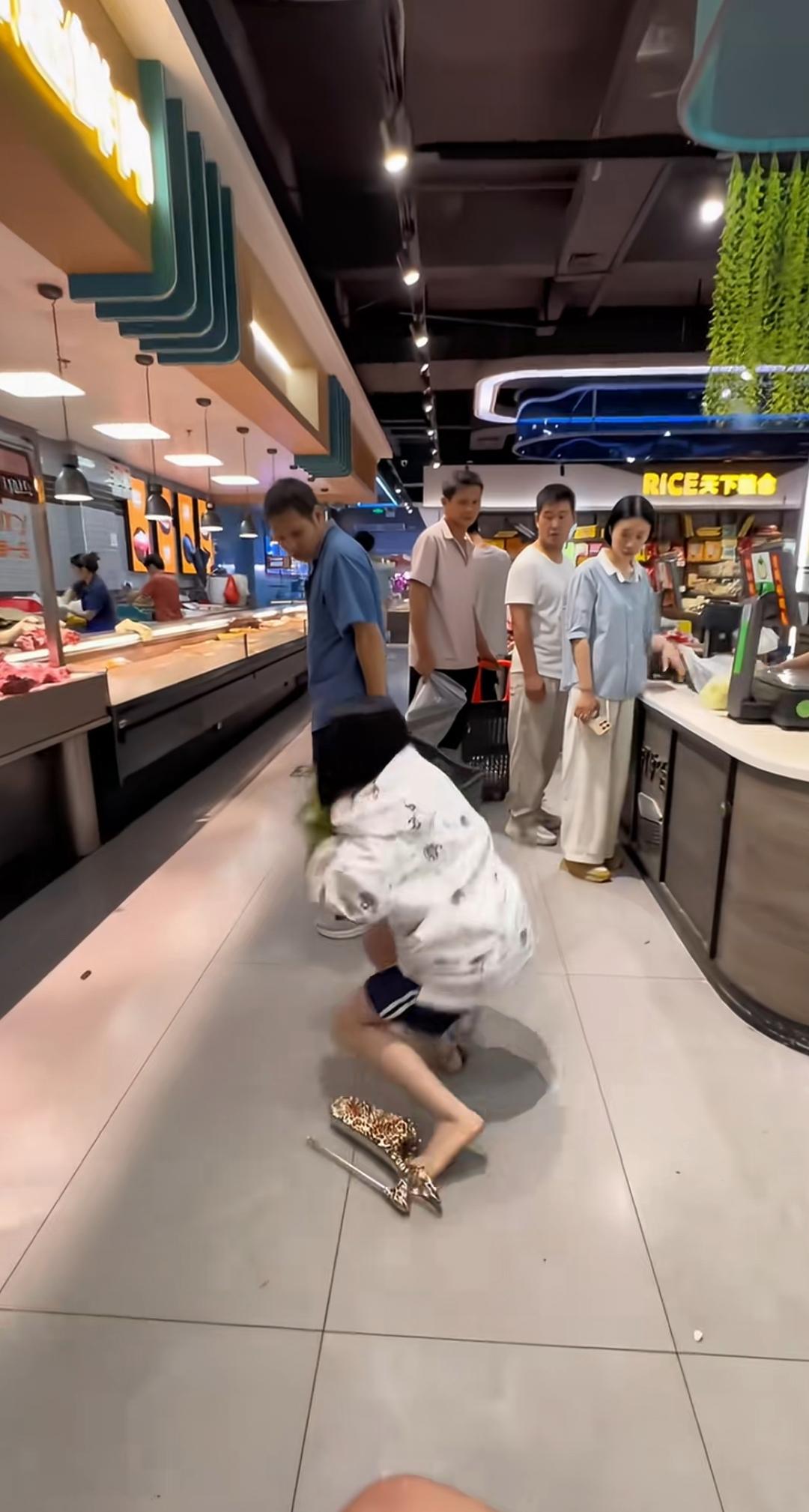 该女子的后续故事是这样的
女子：医生，我脚断了
医生：你的脚是怎么断的
女子：我