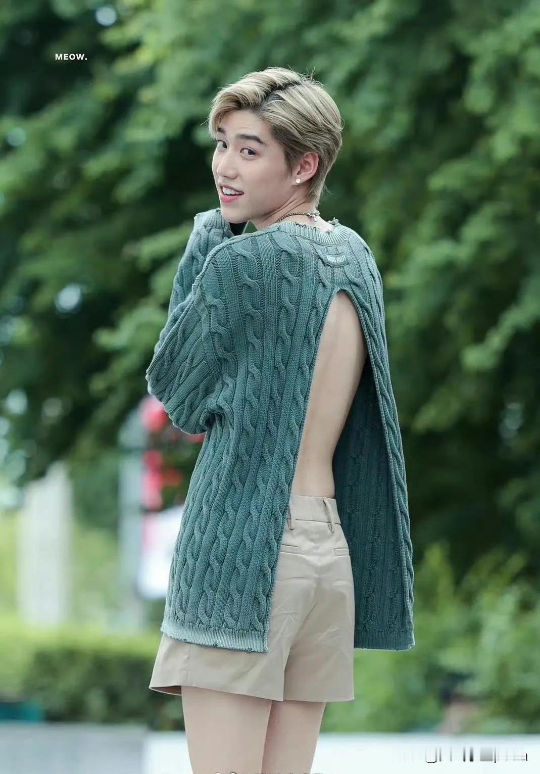 PP Krit这身短裤配露背毛衣的造型，确实很“顶”🆒！你能接受这样的穿搭吗？