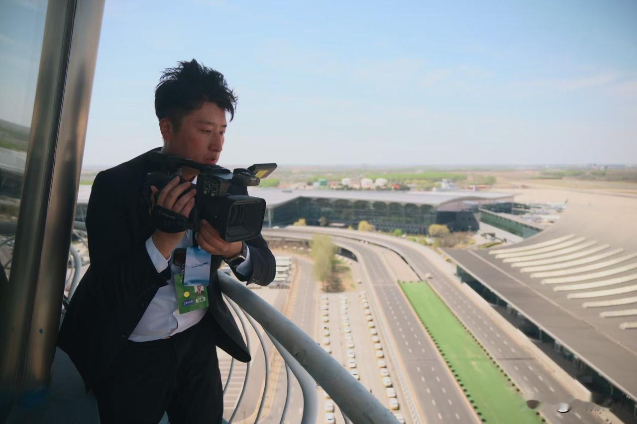 小战友参加志愿军烈士遗骸抵沈摄录全过程！

今天上午，第十三批在韩志愿军烈士遗骸