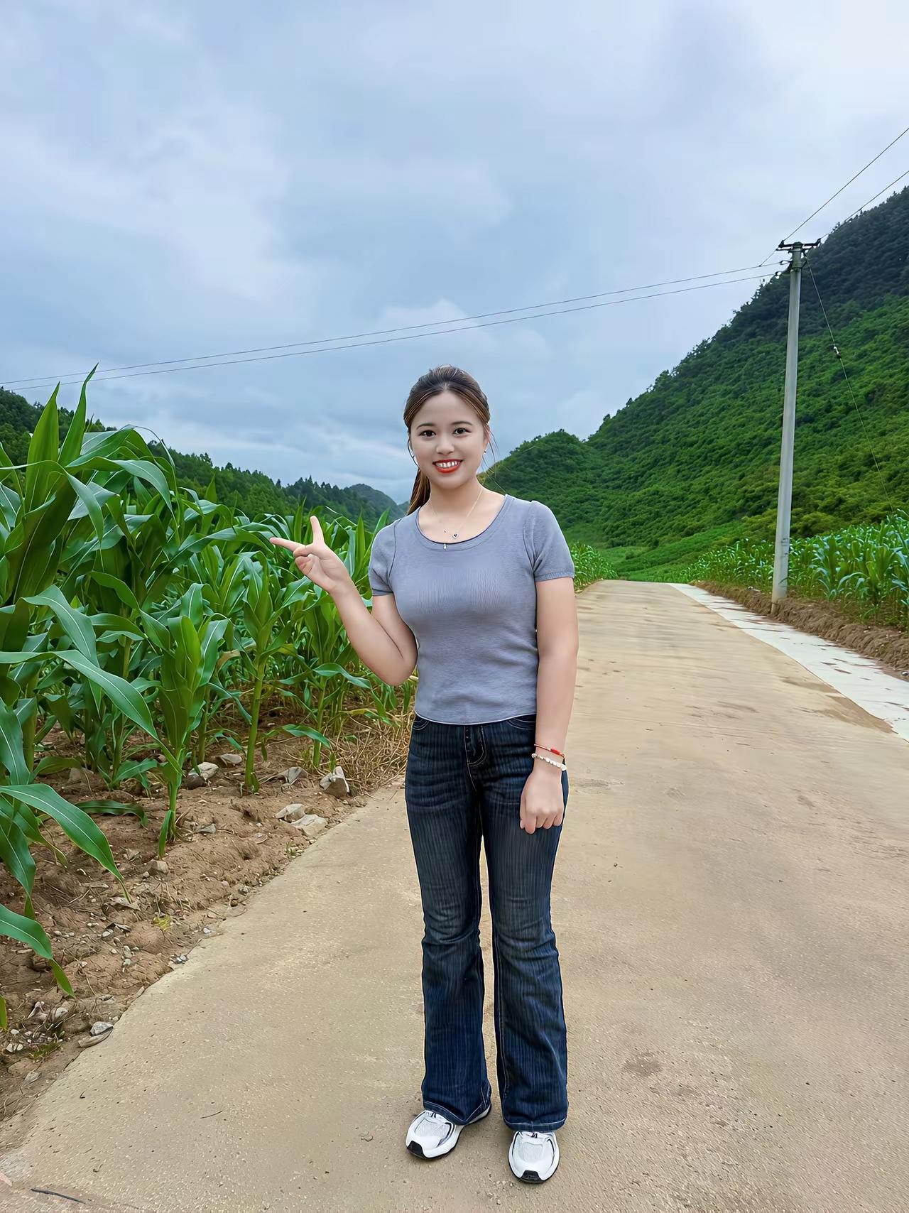 她在田间小路上，微笑指向前方。