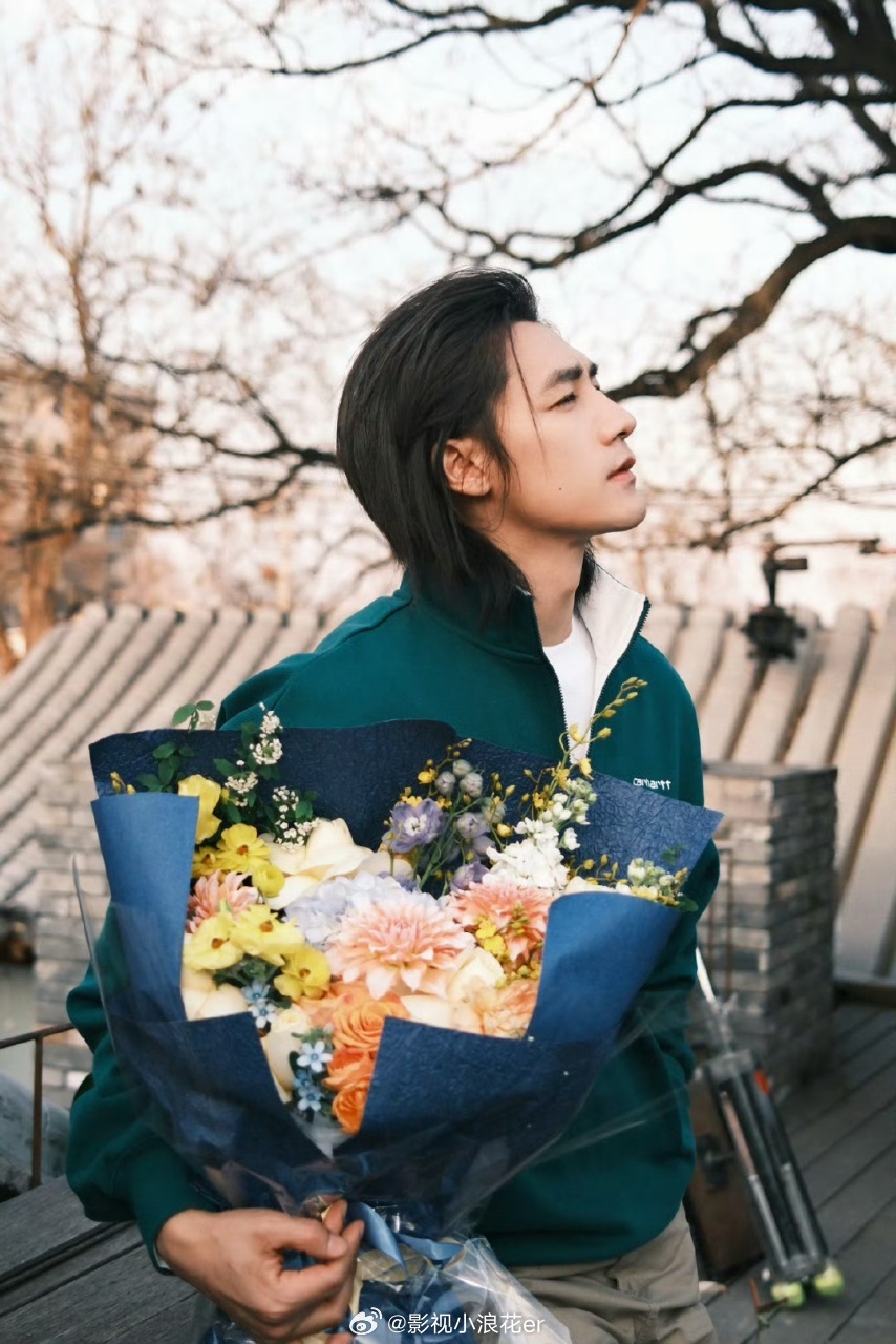 此沙张典和花花此沙张典捧花照 此沙张典抱着花的模样十分吸睛，这组捧花照氛围感拉满