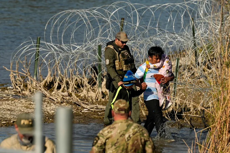 美国最高法院允许德克萨斯州拘留、驱逐移民。美国最高法院解除了对一项有争议的法律的