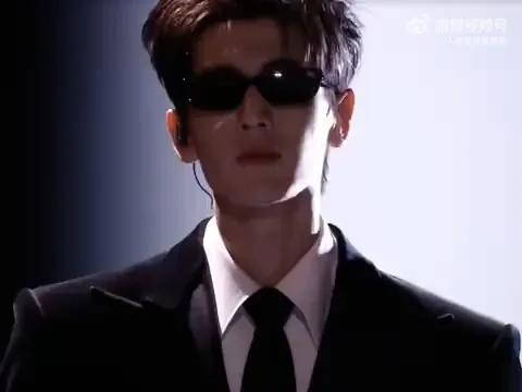 春晚收视密码找到了！把张凌赫放左上角走秀到《难忘今宵》，网友：这波我必蹲守
 