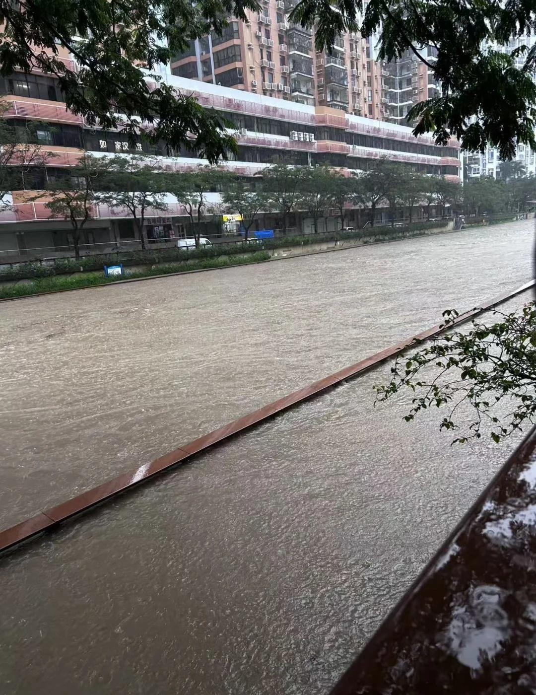 深圳的雨什么时候能停？
一直下不停，河都淹没栏杆了…深圳深圳暴雨