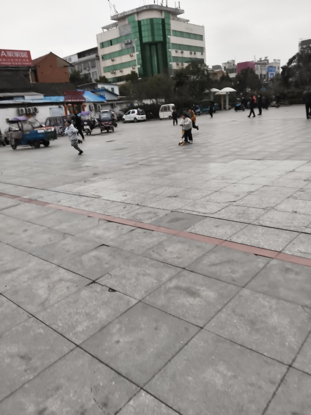 天南地北大拜年过年啦，过年啦，孩子们终于可以放放风了。看看孩子们在广场跑的多开心