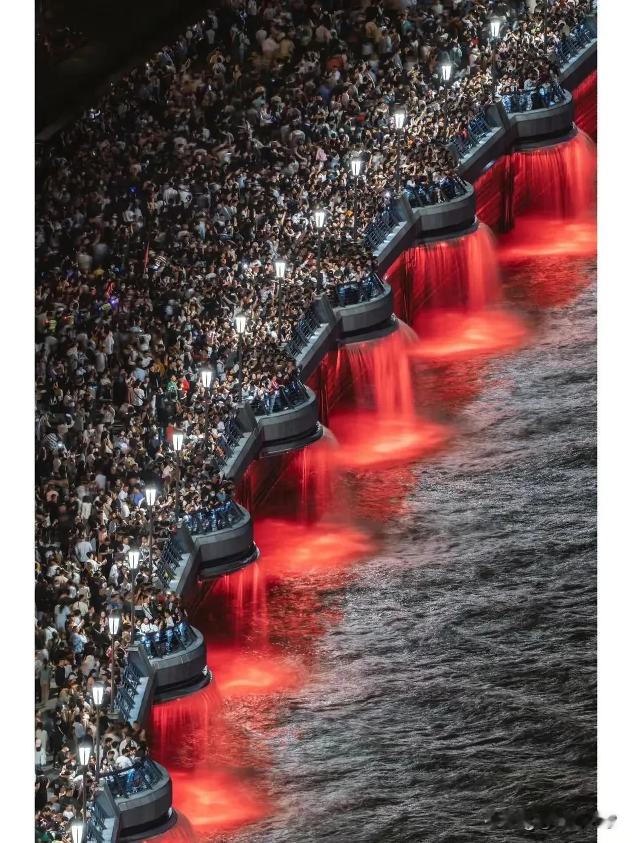 这个五一，各个地方的文旅局都说所在的城市游客至少来了1个亿，中国一共才14亿人，