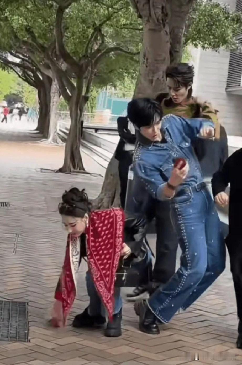 邵子恒这腰也太软了，张柏芝手机掉了，突然蹲下，邵子恒这精妙的躲闪真是一绝啊！