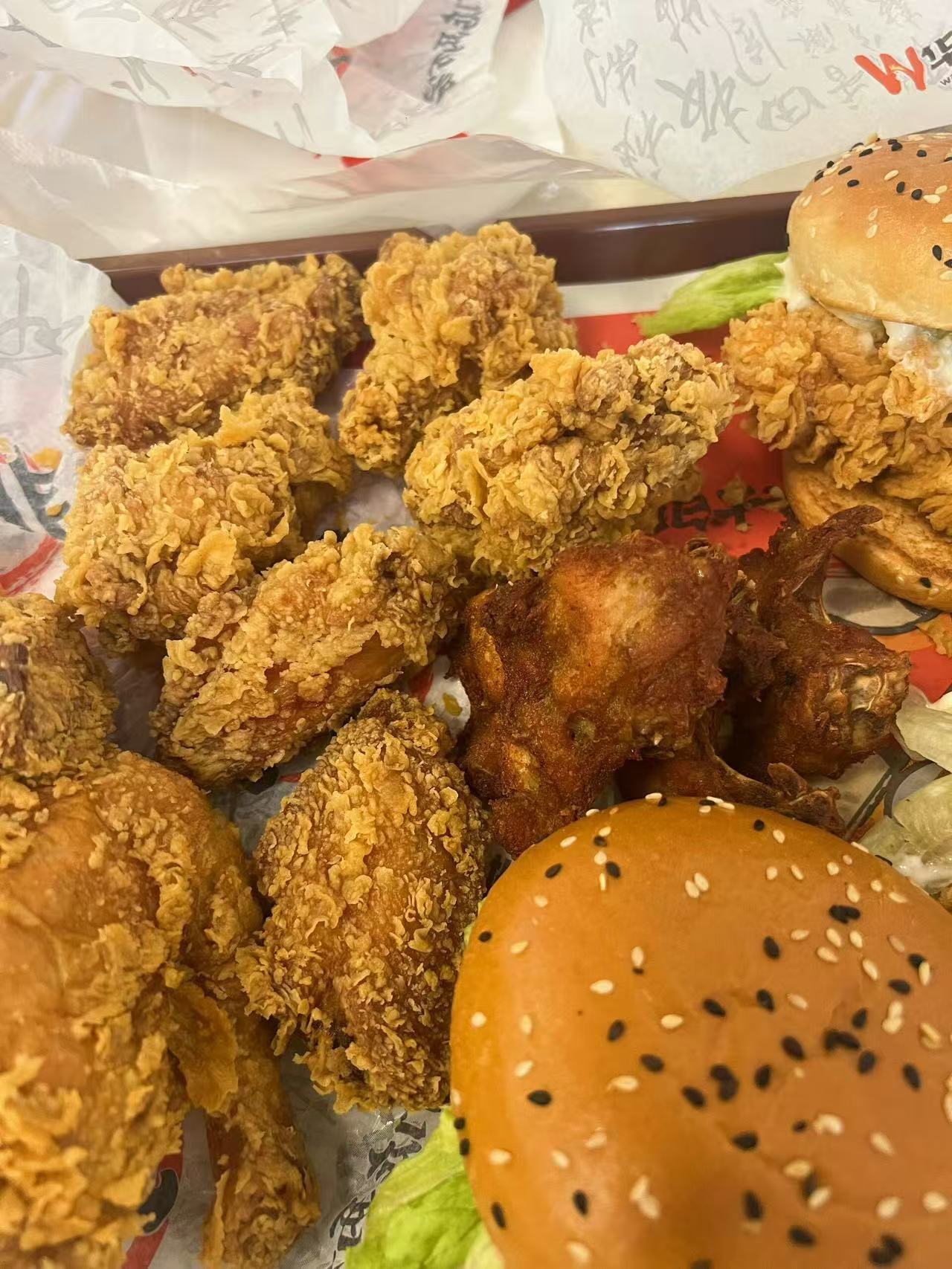 作为一个爱DIY美食的博主，我平时总喜欢在家复刻各种快餐，今天试了华莱士的10元