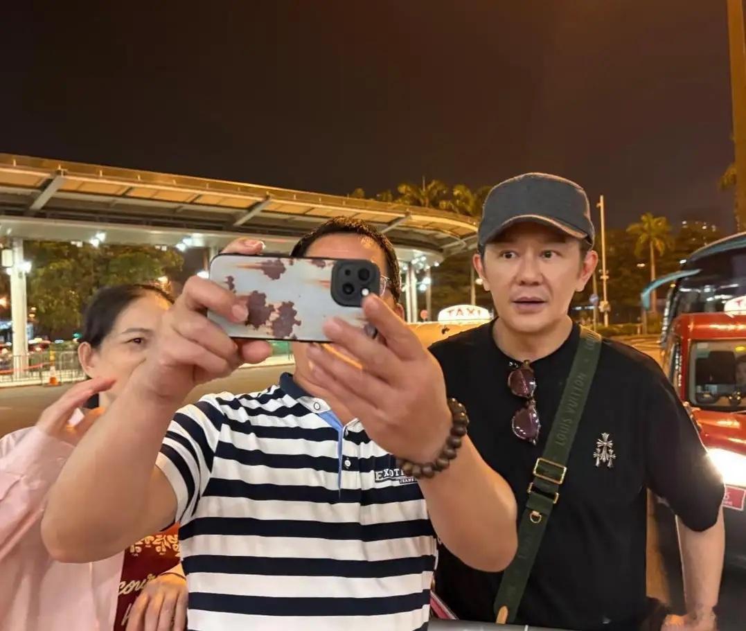 陈浩民现身深圳湾口岸，他装扮朴素，他穿着简单的日常服饰，脸上没有化妆，素颜露面，