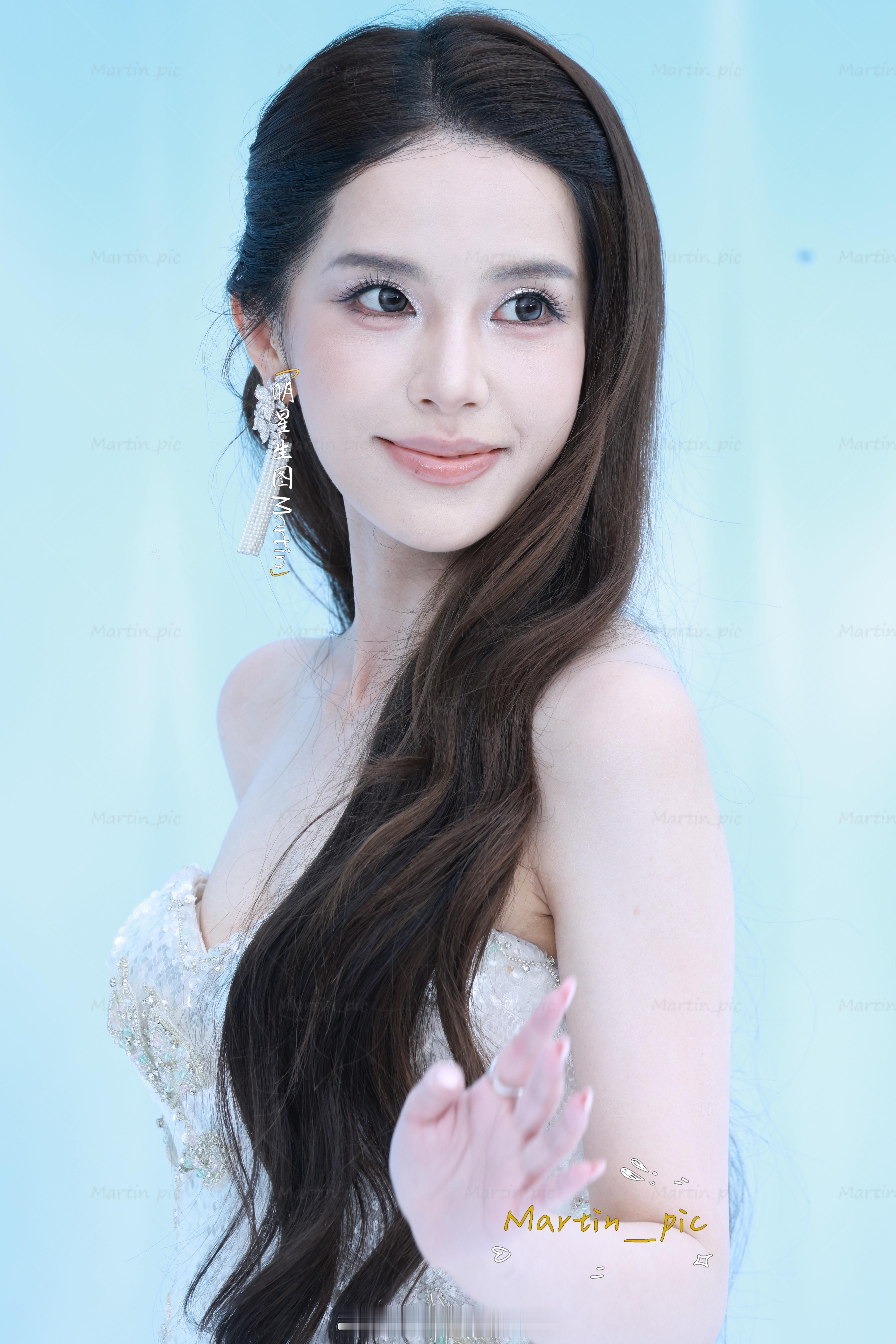 迅猛龙特蕾莎Elle风尚大典红毯生图好闺闺人鱼公主龙龙也来走红毯啦～[羞嗒嗒][