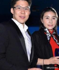 2000年，霍启刚第一次带女友回家，朱玲玲只看了一眼，便说：“你们不合适，分了吧