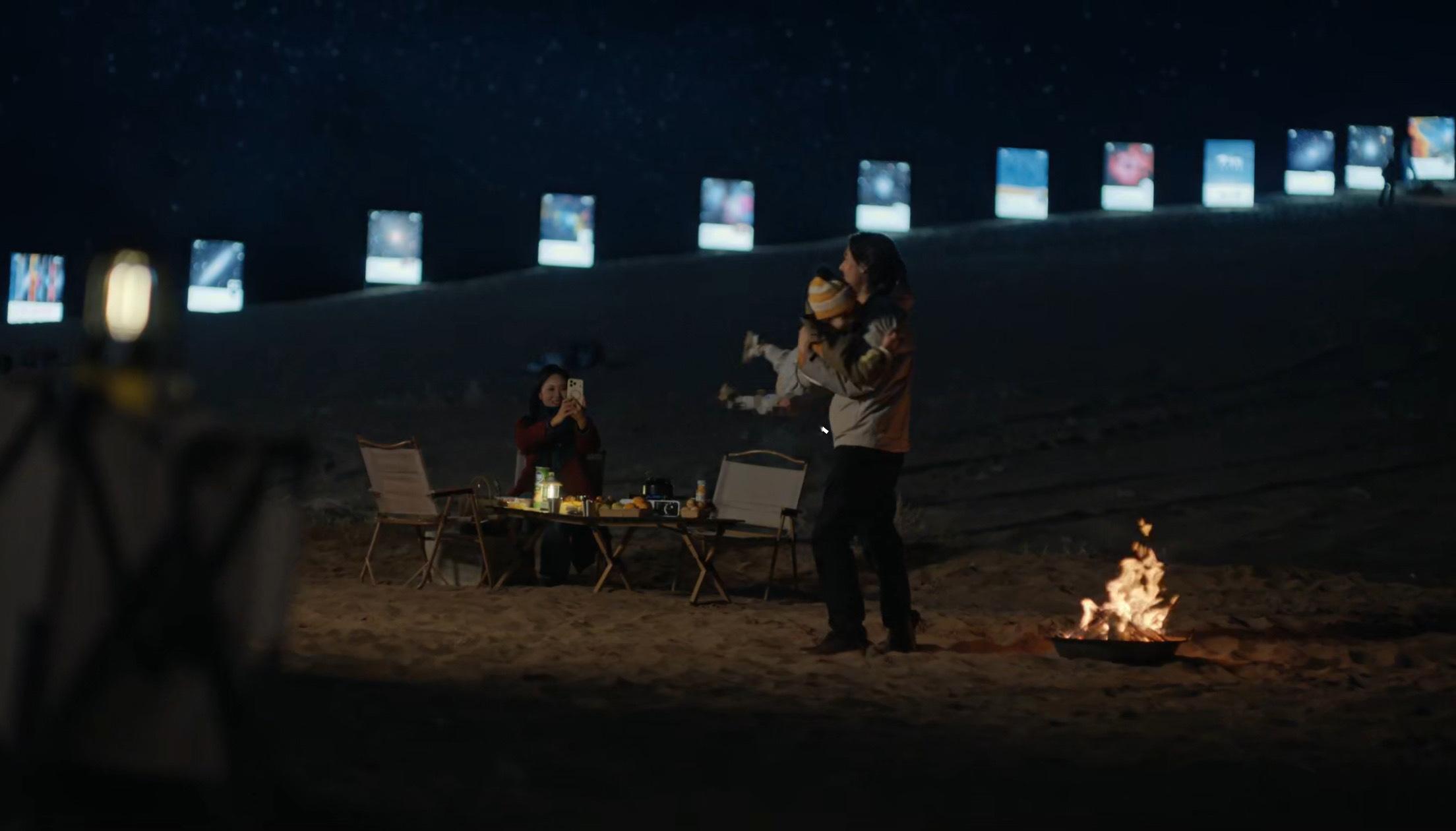 在沙漠看大地星河有多浪漫篝火在沙地上轻轻跃动，将每个人的脸庞映得温暖。有人轻声说