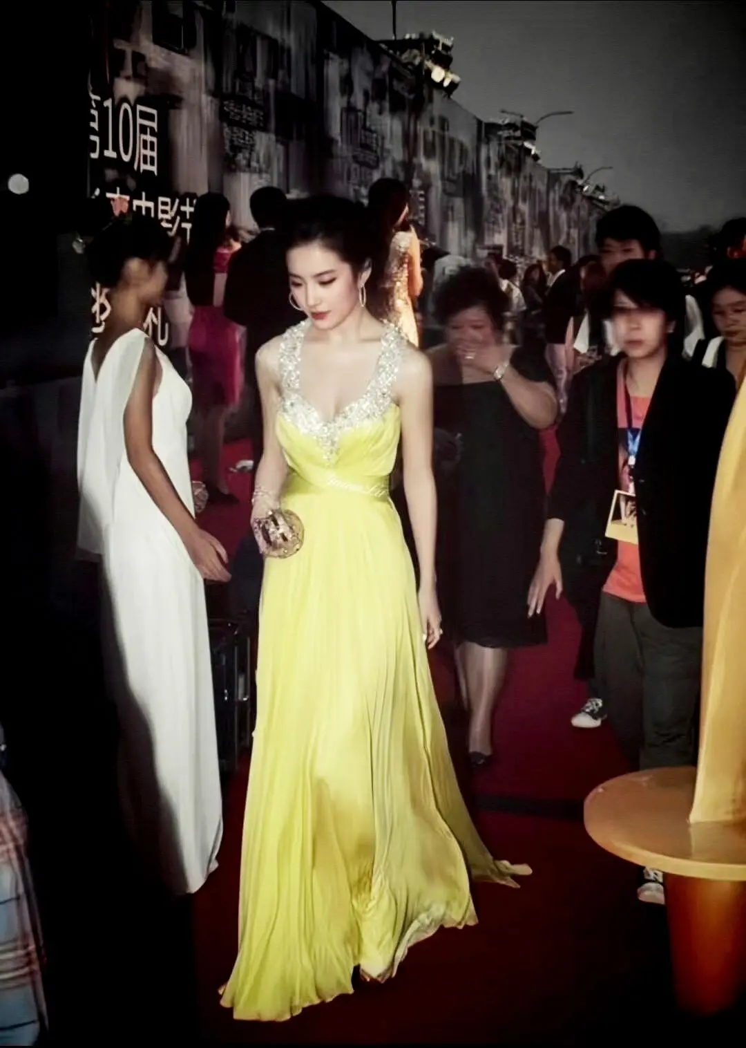 期待亦菲闪曜米兰。