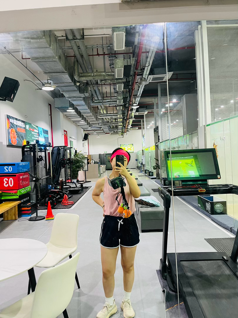 友人说一旦开始健身就会想要在拍照的时候反手叉后腰我当时还不懂今天我就悟了谁会不喜