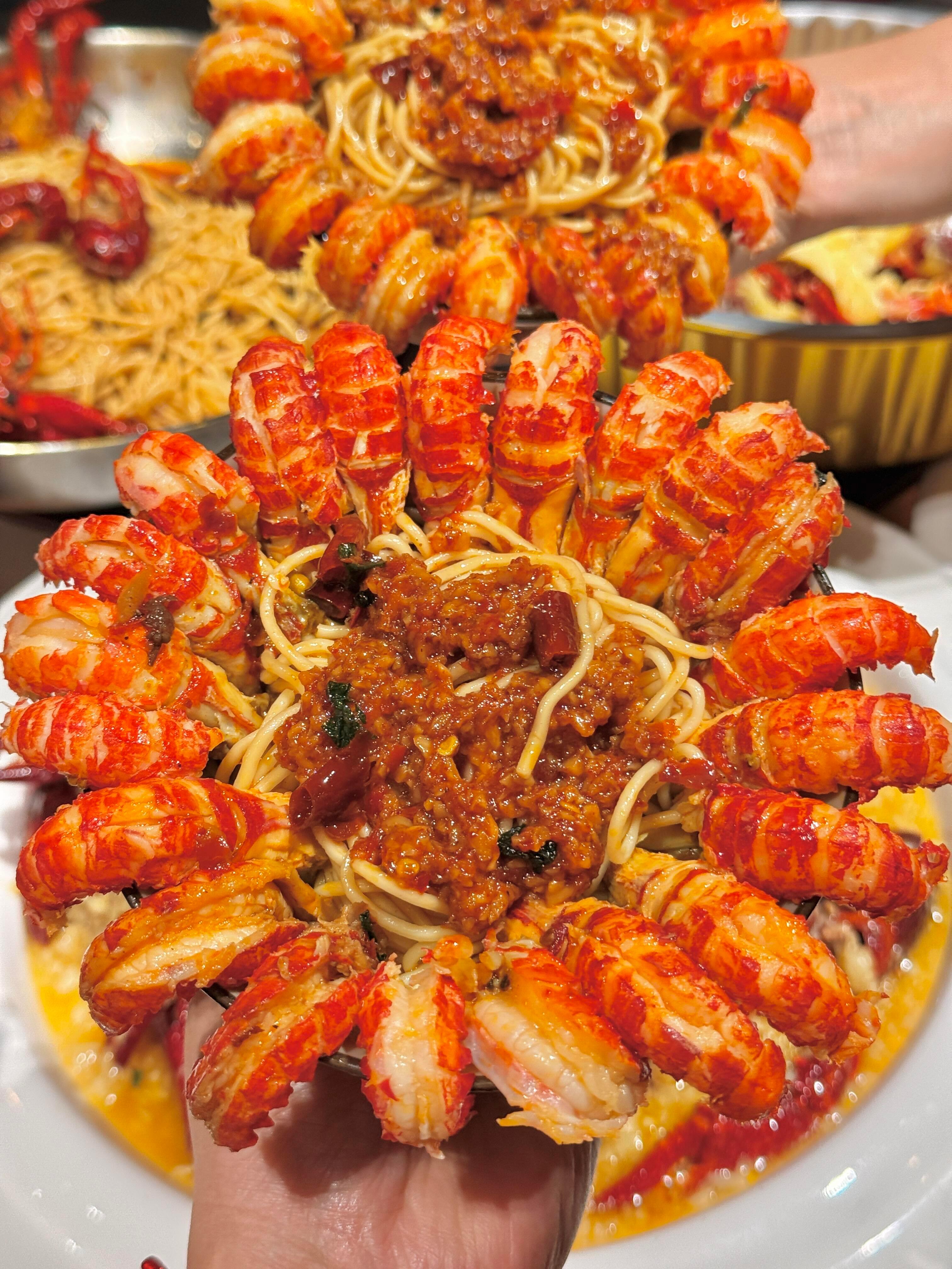 人对吃都是有执念的美食从不止于填饱肚子，一口熟悉的味道就能勾起回忆。藏在烟火里的