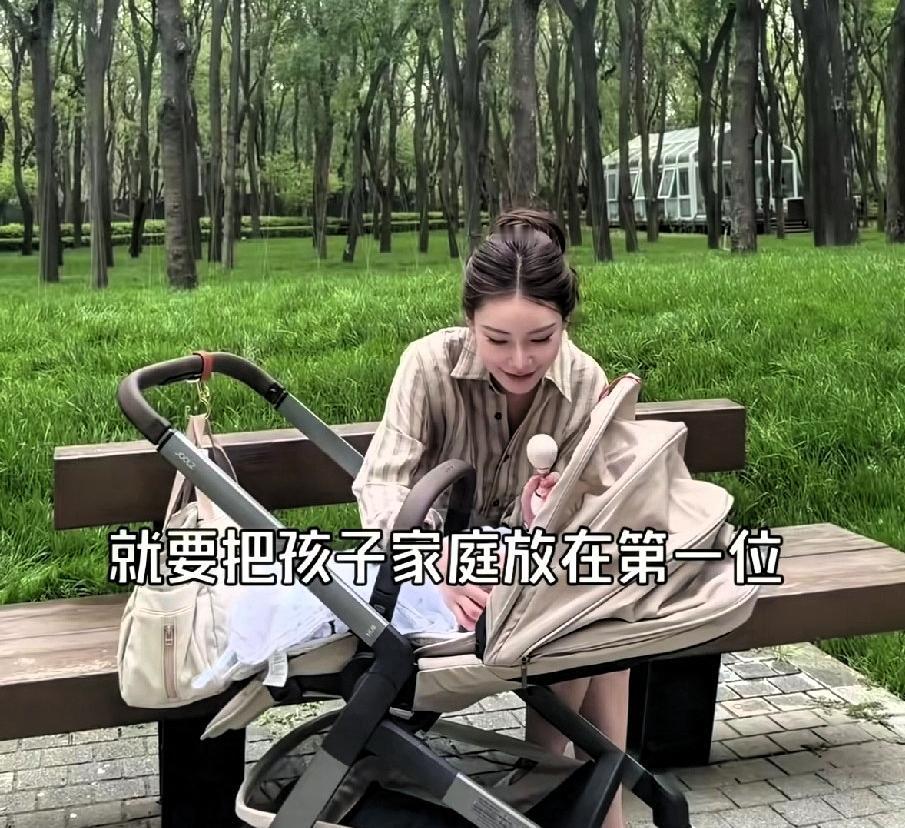 小宝靠着她, 很安心, 最原始感觉, 传递着, 温暖。
推车里, 她看儿子, 眼