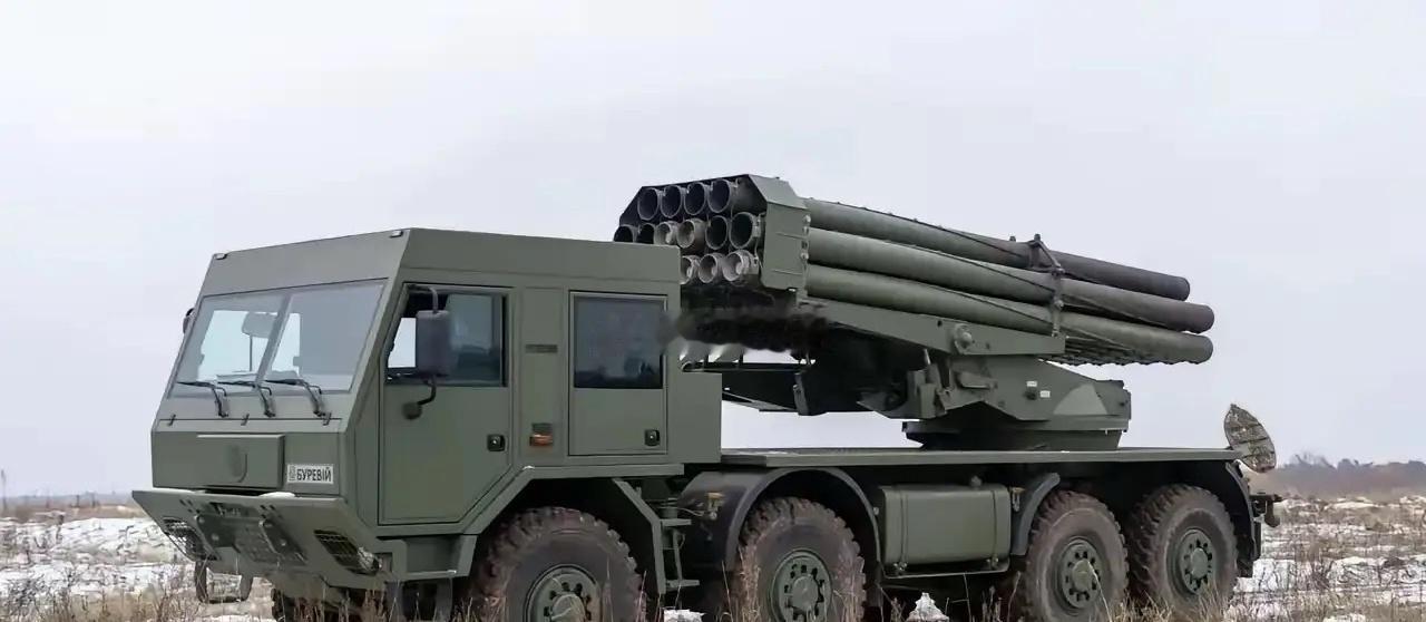 俄军中部集群部队在红军城方向摧毁了一辆乌军的220毫米“暴风雪”多管火箭炮，这也