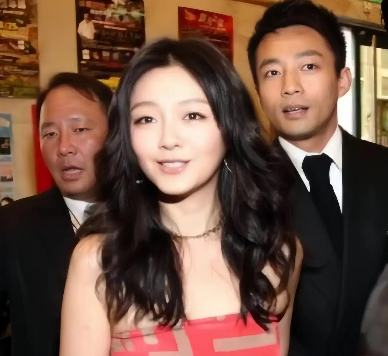 我觉得光头在她那些男朋友之前，是求而不得的白月光，心里应该还是停留在年轻时候的样