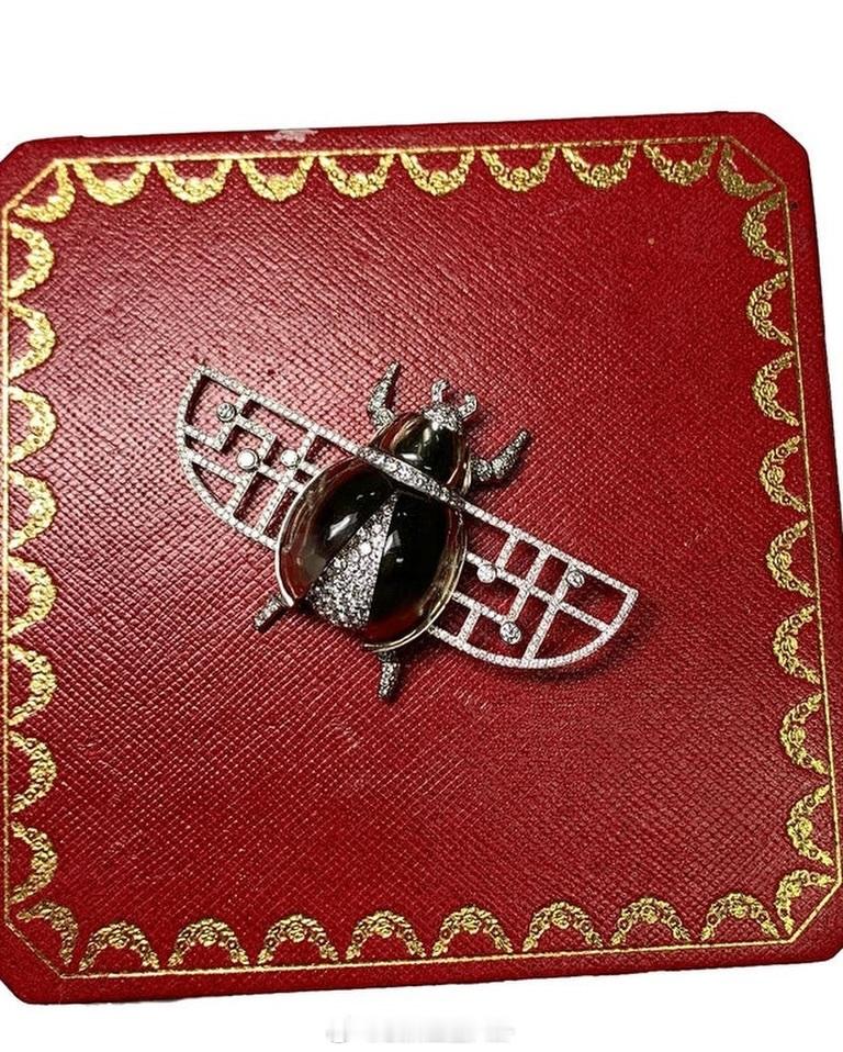 珠宝 卡塔尔王妃莫扎的圣甲虫胸针，由卡地亚的洛伦兹·鲍默在1999年为新千年到来