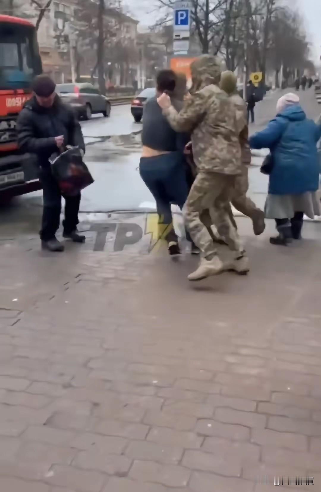 乌克兰第聂伯罗彼得罗夫斯克市，一名年轻人被征兵办人员抓住准备带走

现场几位老人