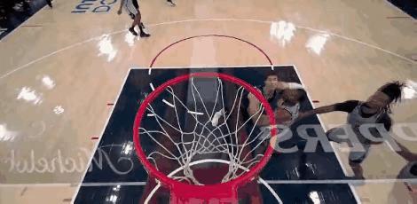 加兰面对文班亚马，左突右破半天，突不进去，实在没办法，离文班三四米才敢出手，可见