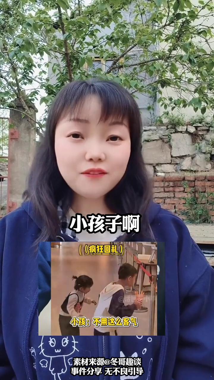 小孩儿哥给马喂胡萝卜。
冬哥趣谈。
太好笑了，小孩哥给马喂胡萝卜，马费了好大劲才