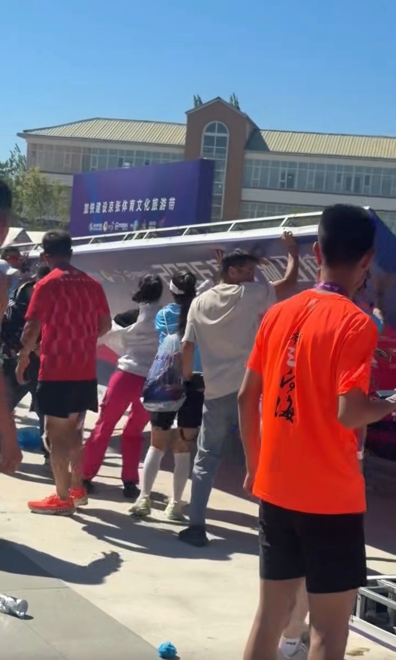 极限办赛的官厅湖马拉松赛后也出事了，现场搭建的展板倒了，据说还砸到人了万幸，人伤