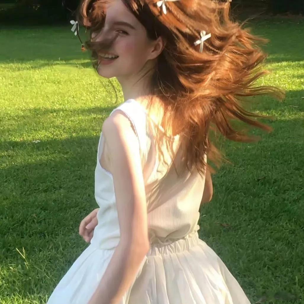 阳光下的红发少女，轻盈奔跑，花海飘香。