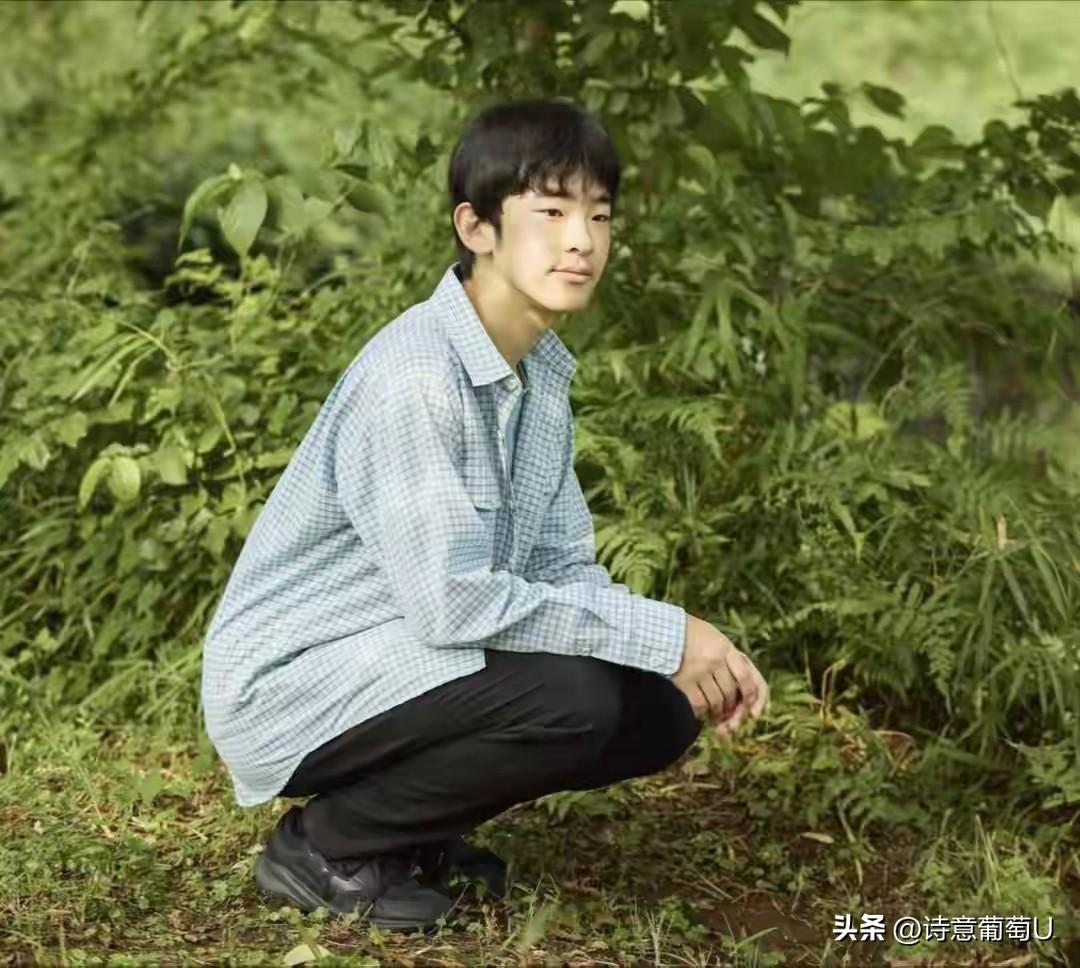 19岁那年，我背着个破包袱躲难逃到一个小村子，村里就几户人家，静悄悄的。那天傍晚