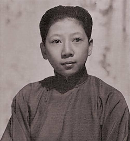 1946年，孔令俊换上女装逛街，却被龙云的儿子调戏，她大怒，就拔枪而射，龙云的儿