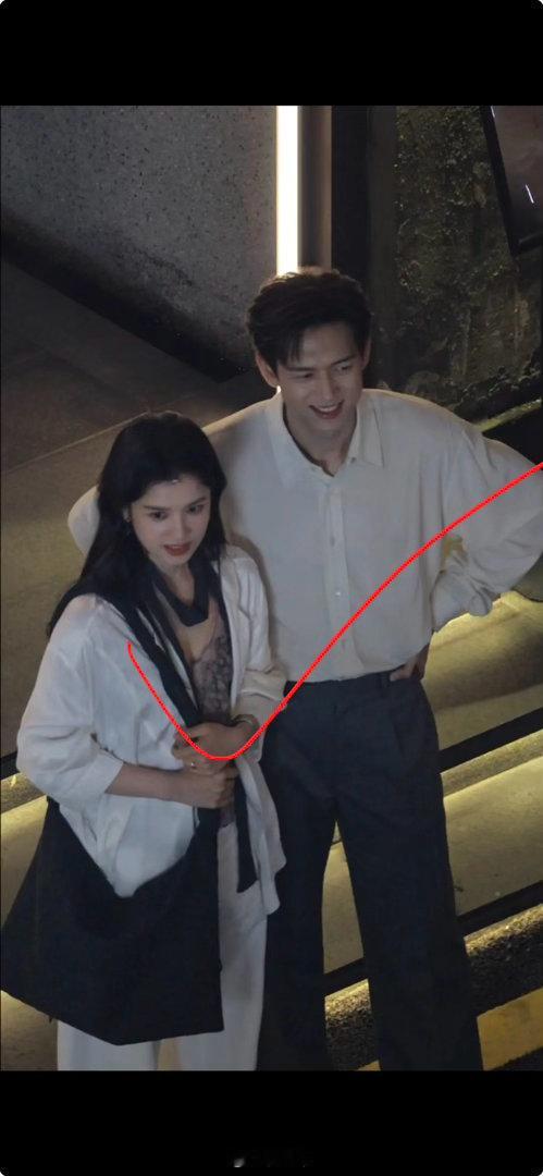 张婧仪能不能把衣服穿好 