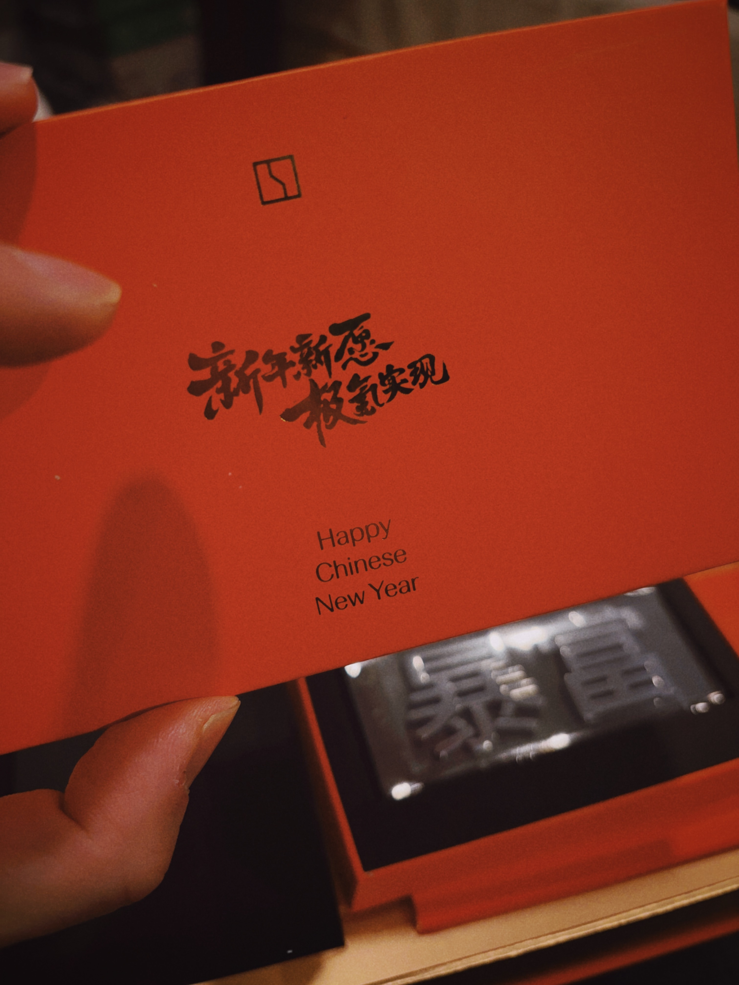 极氪的新年礼盒有一件非常极氪的小东西，哈哈哈哈，非常直接，也非常抽象！看到了吧？