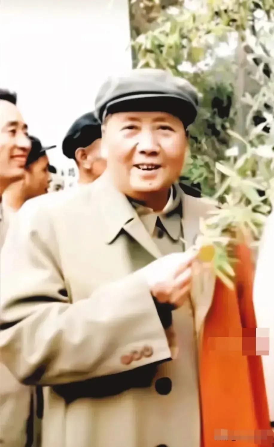 🙏请停留几秒，为伟人点个赞送朵花💐
《毛泽东思想暖人心》
毛泽东热，是人民心