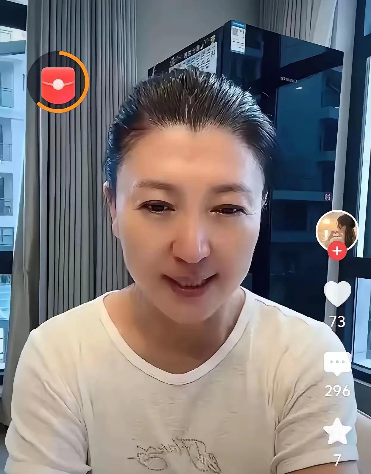 老戏骨低头道歉，比小鲜肉翻车更刺痛人心。
闫学晶直播甩脸那一刻，她砸碎的不是商品