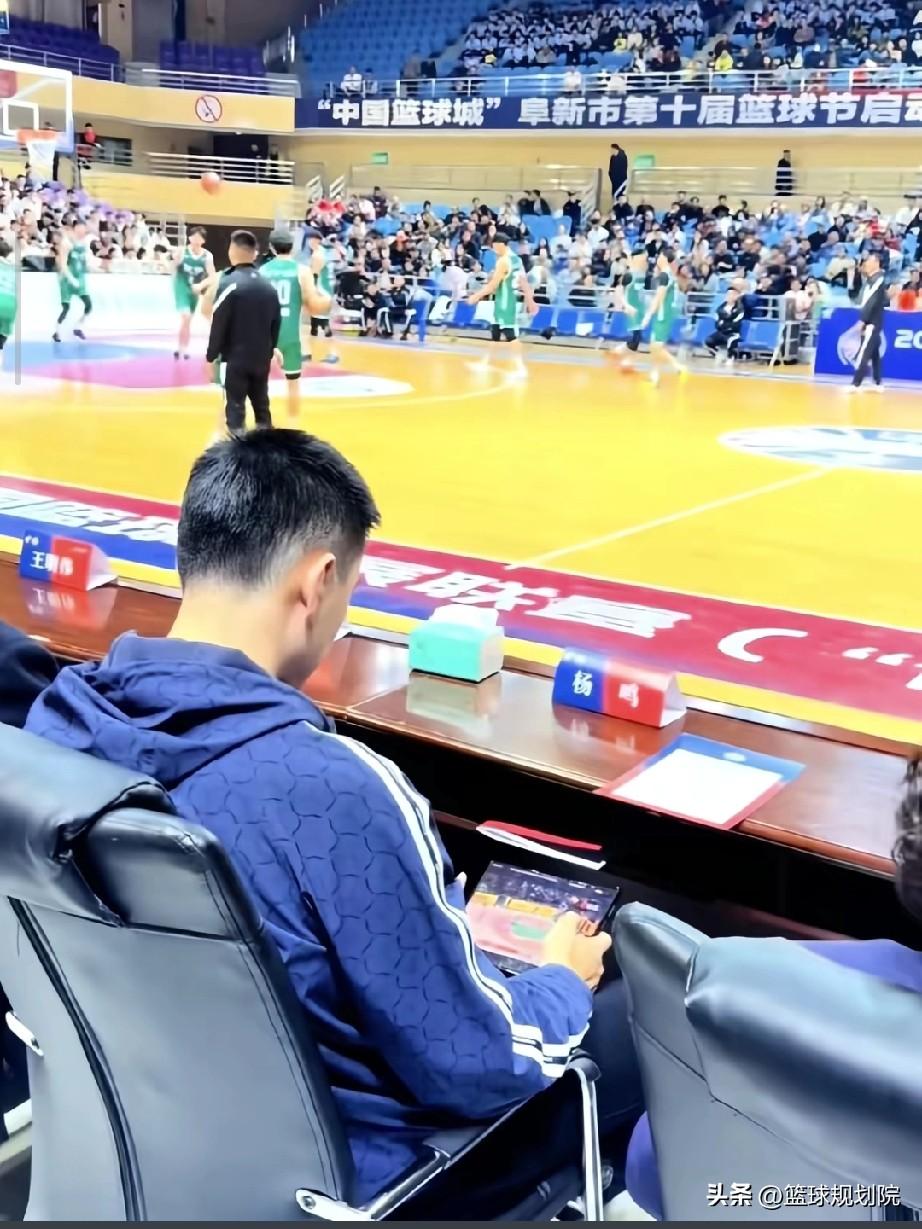 杨鸣真是时刻不忘辽宁男篮，无论身处何地！

杨鸣指导在辞职辽宁男篮主教练职位后，
