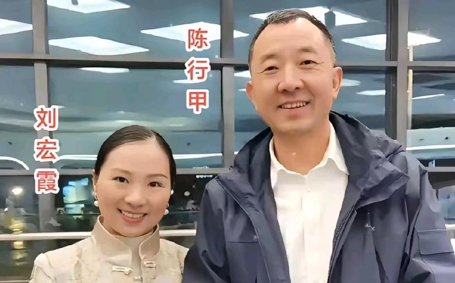 陈行甲的妻子刘宏霞露出了庐山真面目，果然长是皮肤白皙，笑容甜美。贤妻良母的形象。
