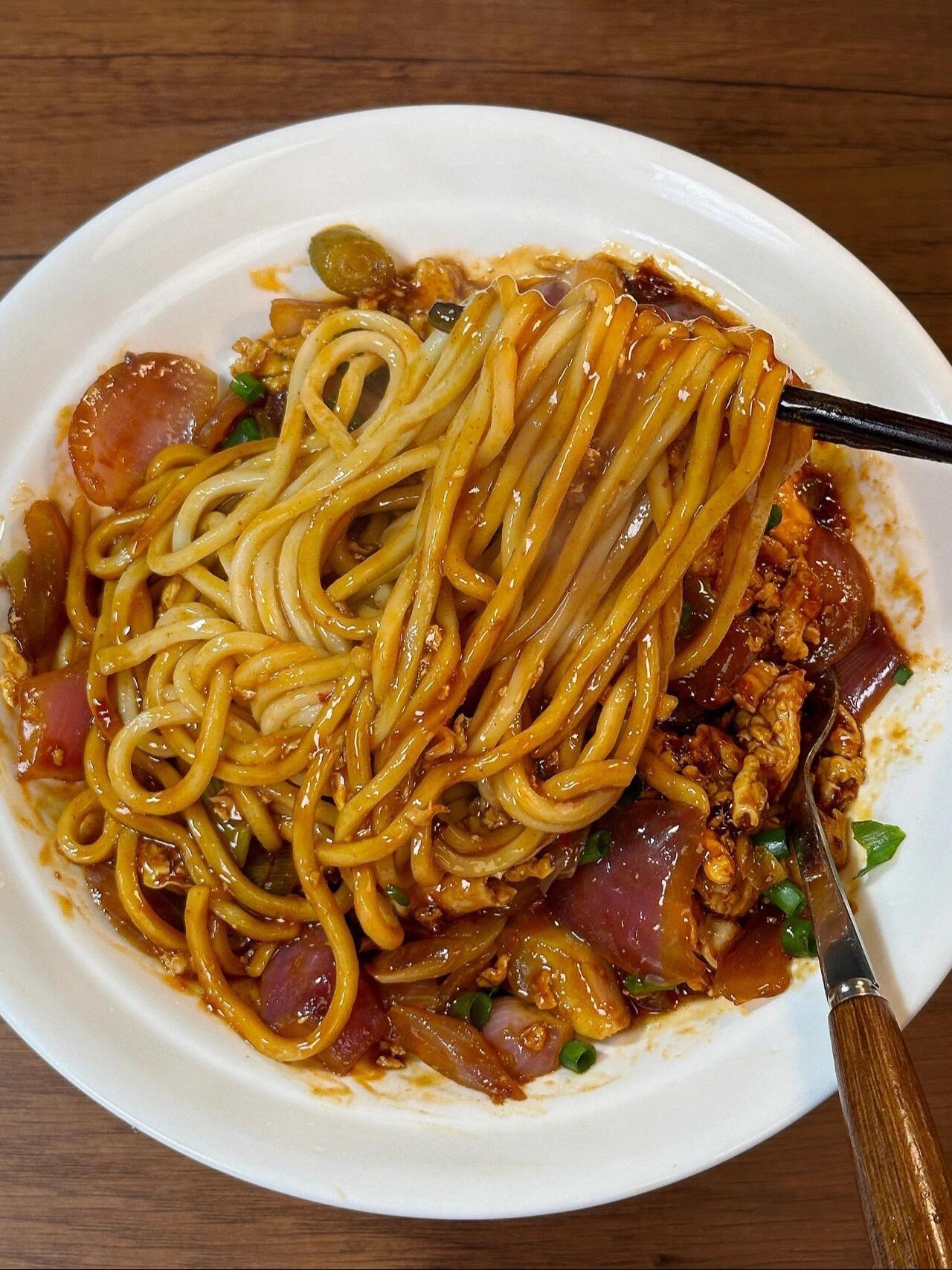 一定要去试试这个面条。香香辣辣的面条裹满酱汁超入味
关键做法也简单~
🍐调料汁：2勺生抽，半勺老抽，1勾蚝油，1勺香
醋，白糖半勺，盐鸡精少许，淀粉2勺，半碗清水搅
匀