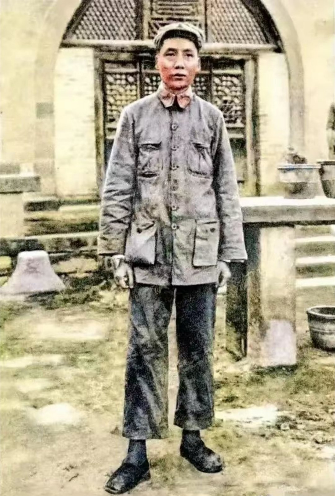 衣衫褴褛形容憔悴，他是我们的开国领袖毛主席 