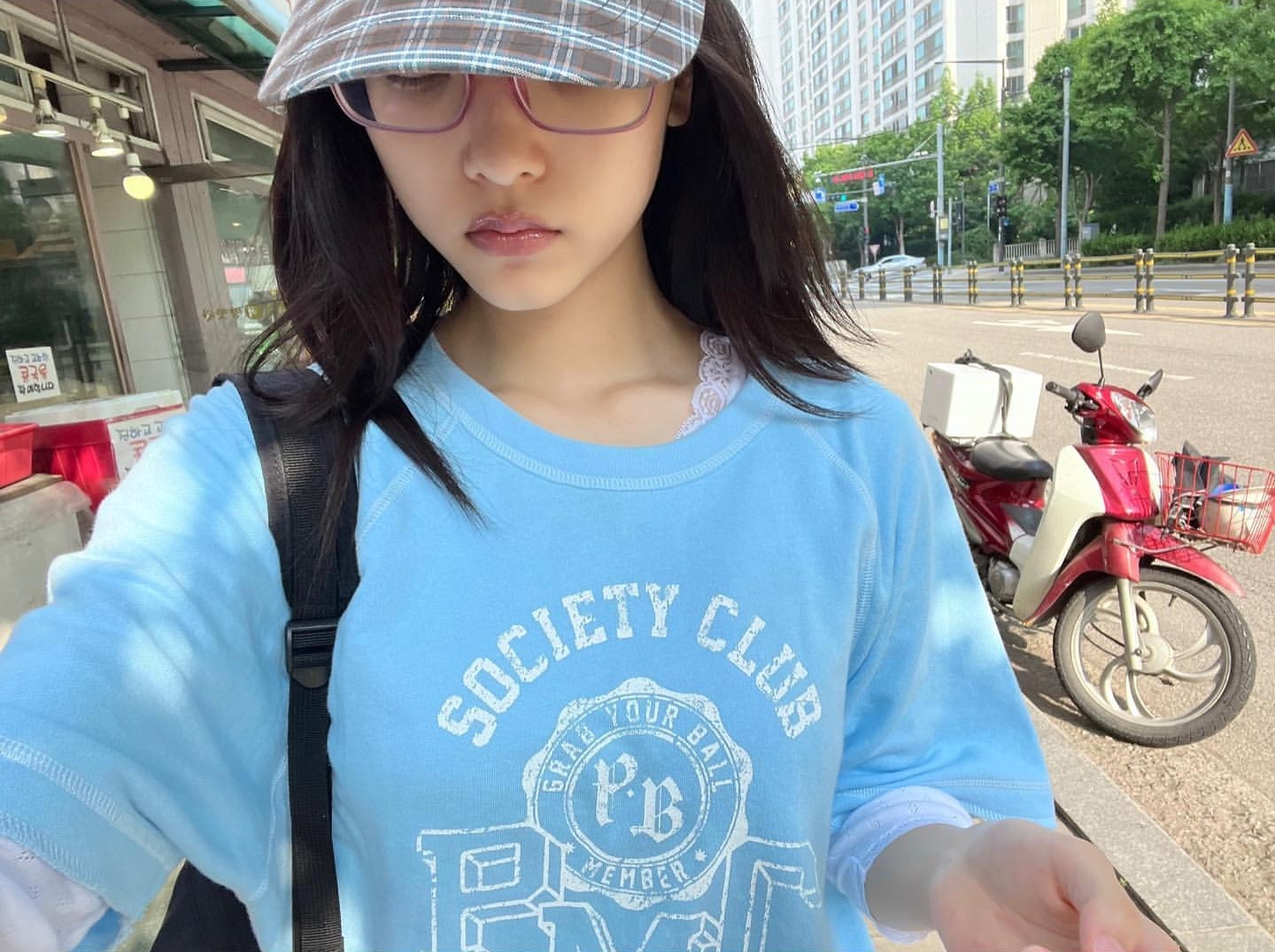 紫框眼镜 刺绣包包 碎花 玫瑰发夹… 此猫不只长得漂亮 喜欢的东西也都好可爱🤲