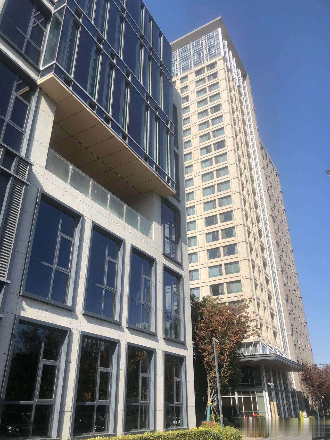 今天下午参观一下范总的悦商道产业园区，拍了很多照片，分享一部分出来，在这个地方喝