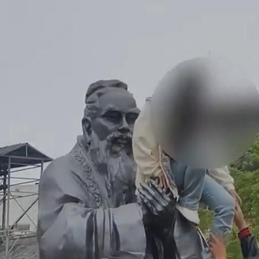 这个女孩真疯狂！怎能坐到他怀里拍照呢？你可知，这可是位大圣人！
前不久，四川德阳