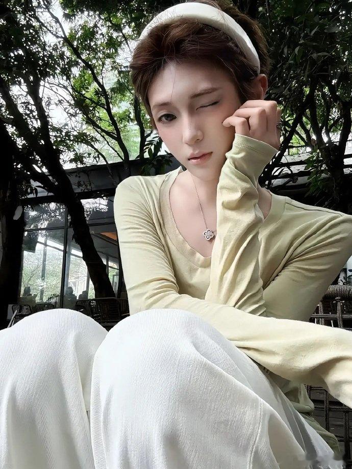 鹅妈妈自曝小澈住自己家曝小澈在鹅妈妈家住 鹅妈妈在直播中表示，小澈来重庆时住在自