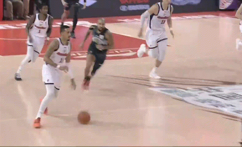 42分7篮板8助攻，奎因一来东北就状态火热手感发烫啊，这比赛完全打成他的个人表演