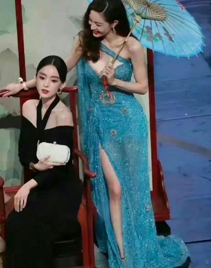 钟楚曦的领口都已经走开始光了，但因为镜头还在拍，只好硬着头皮佯装无事……就冲这超