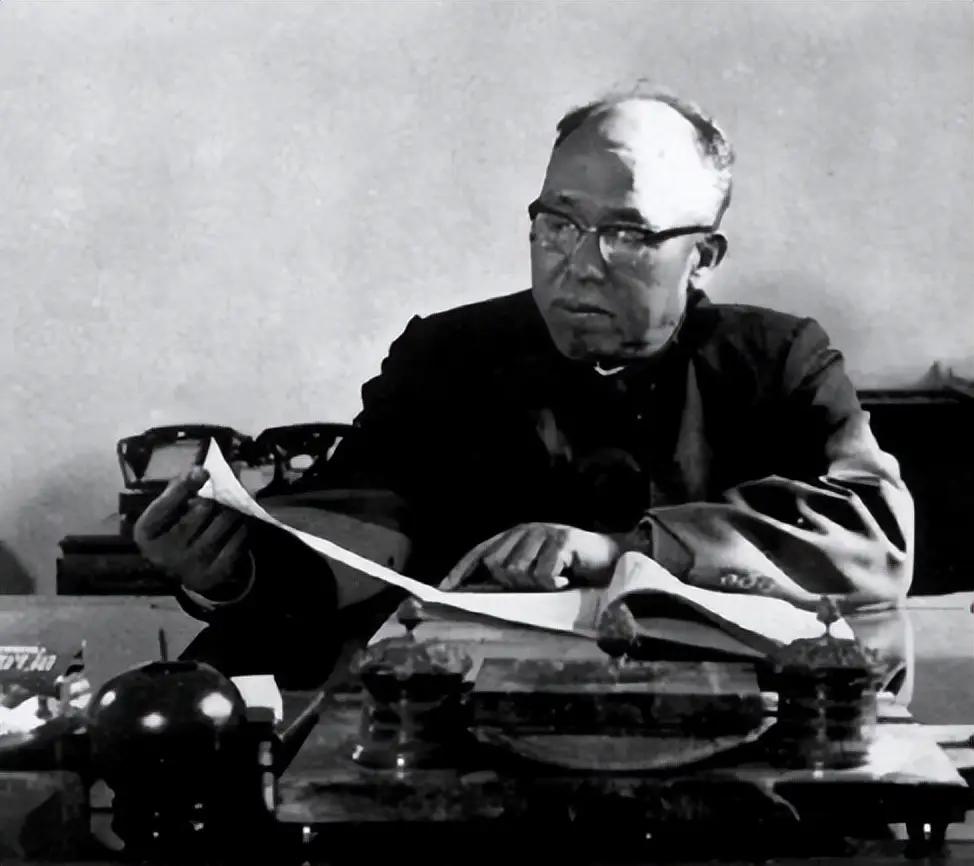 1945年10月24日，山东军区司令员罗荣桓接到紧急命令，率轻便指挥机关即日赶赴