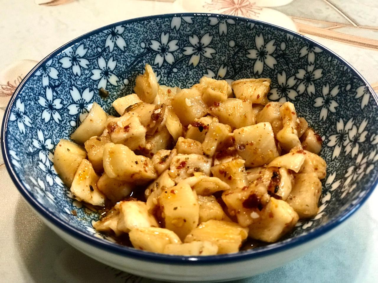 看看，这是我自己做的凉拌白萝卜干。前几天兴之所至，决定自己做白萝卜干。
 
在我